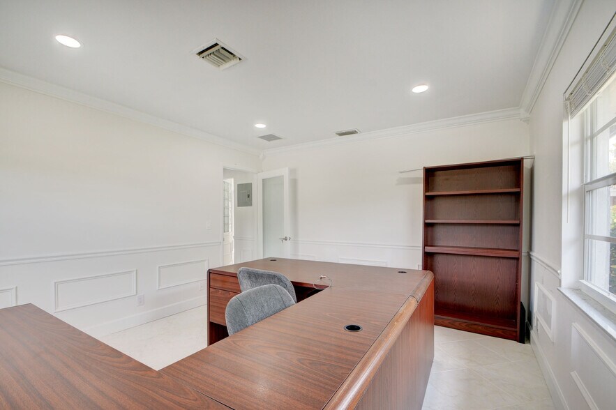 More Photos Of 830 N Federal Hwy, Lake Worth Office For Lease