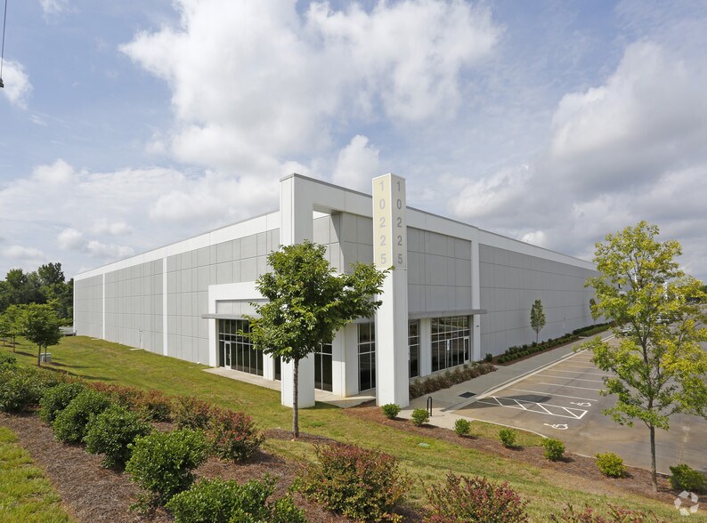 More Photos Of 10225 Western Ridge Rd, Charlotte Distribution For Lease