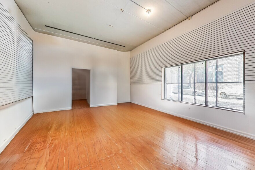 More Photos Of 918 N Ashland Ave, Chicago General Retail For Lease