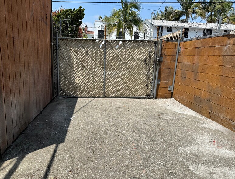 More Photos Of 1021 S Fairfax Ave, Los Angeles Storefront For Lease