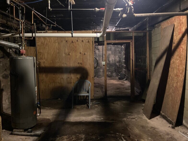 More Photos Of 2023 W Superior St, Duluth Storefront Retail Residential For Sale