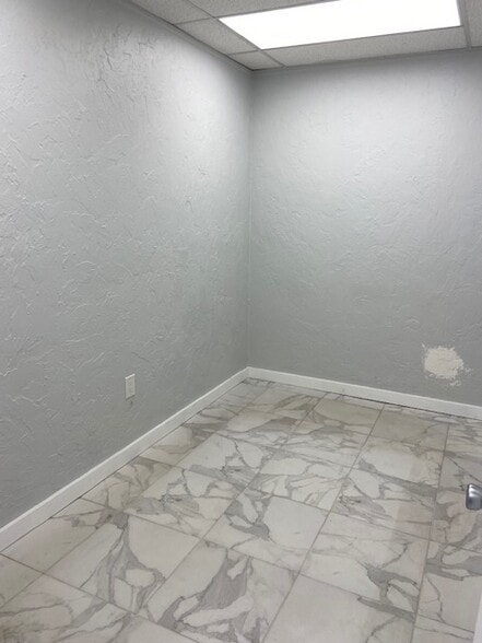More Photos Of 2015 S Tuttle Ave, Sarasota Medical For Lease