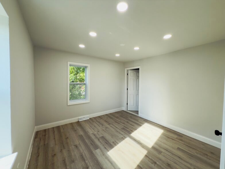 More Photos Of 5729-5731 S Beech Daly Rd, Dearborn Heights Warehouse For Sale