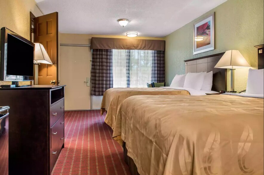 More Photos Of 406 E 22nd St, Huntingburg Hotel For Sale