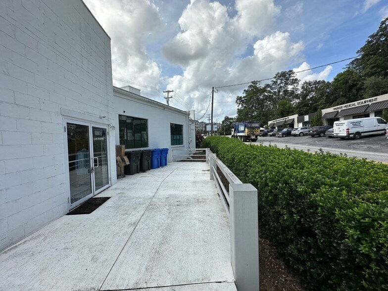 More Photos Of 103 Wade Hampton Blvd, Greenville Freestanding For Lease