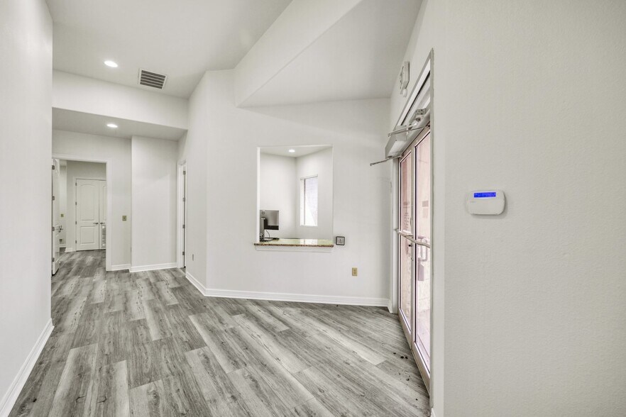 More Photos Of 5727 W I-10 Fwy, San Antonio Office For Lease
