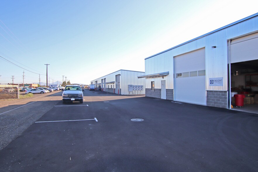 More Photos Of 688 SW Veterans Way, Redmond Warehouse For Lease