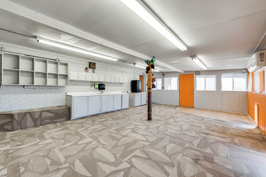 More Photos Of 1005 Austin St, Midland Storefront For Sale