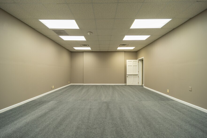 More Photos Of 555 Columbia Dr, Carrollton Office For Lease