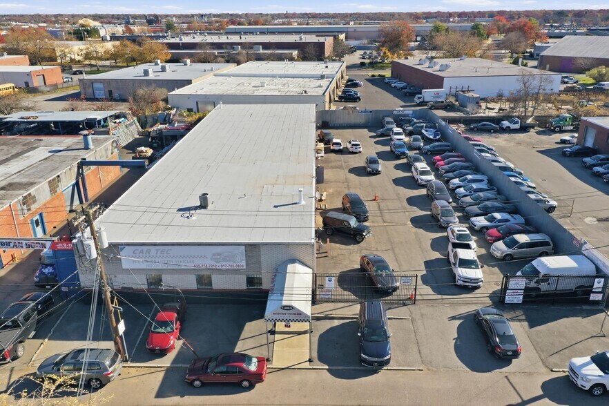 More Photos Of 11 Lucon Dr, Deer Park Showroom For Sale