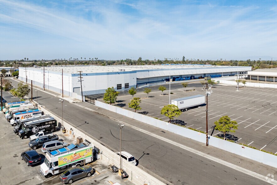More Photos Of 500 W Warner Ave, Santa Ana Warehouse For Lease
