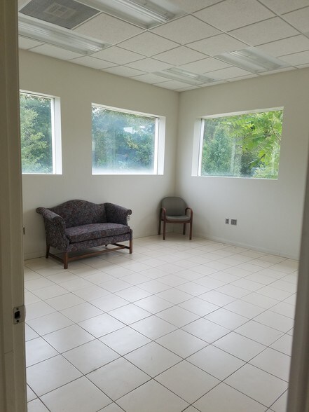 More Photos Of 16517 Bull Church Rd, Woodford Warehouse For Lease