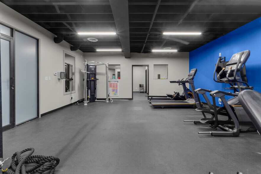 More Photos Of 8035 Craig St, Indianapolis Light Distribution For Lease