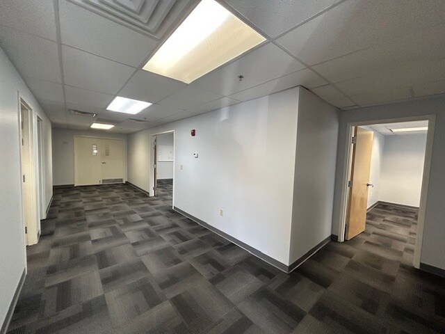 More Photos Of 7 Perimeter Rd, Manchester Light Manufacturing For Lease