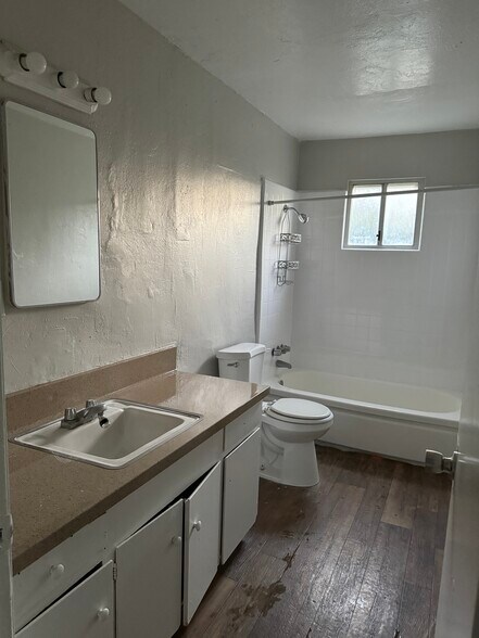 More Photos Of 1935 W Linden St, Riverside Apartments For Sale