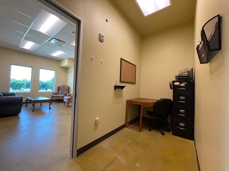 More Photos Of 1505 Airport Rd, Rockwall Flex For Lease