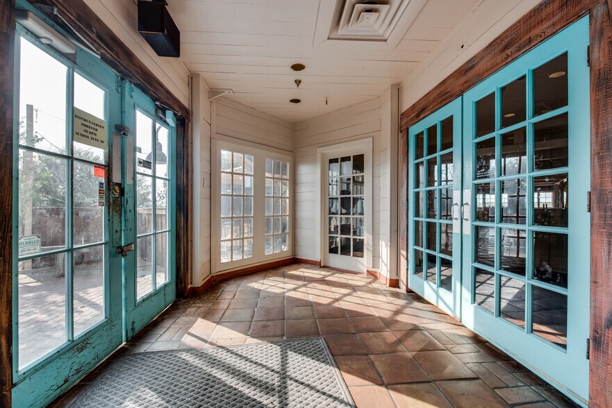 More Photos Of 5812 N Interstate 35, Denton Restaurant For Sale