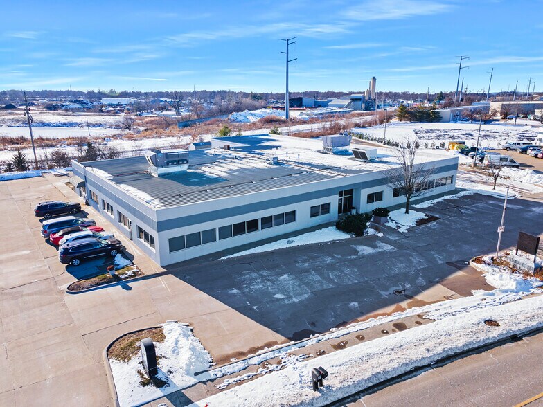 More Photos Of 1615 Commerce Pky, Bloomington Office For Lease