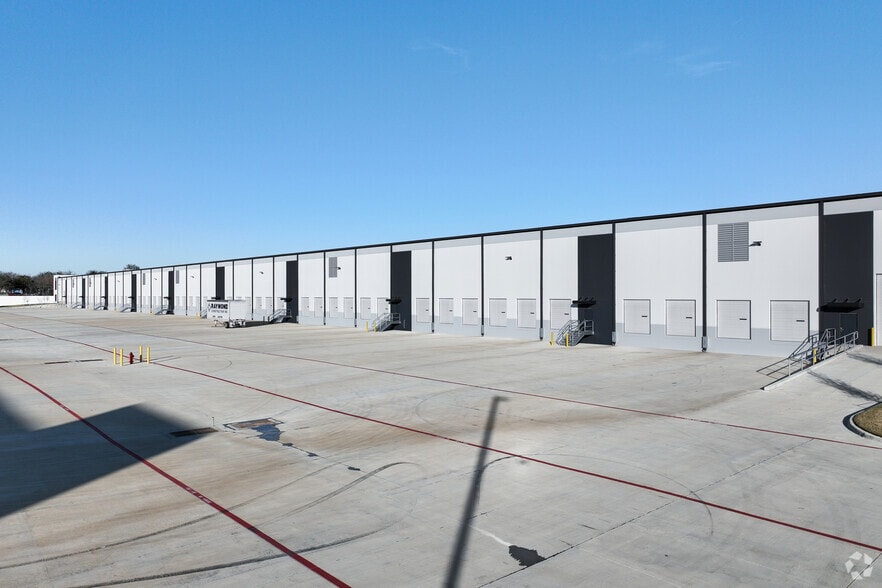 More Photos Of 1800 South I-35E Hwy, Lancaster Industrial For Lease