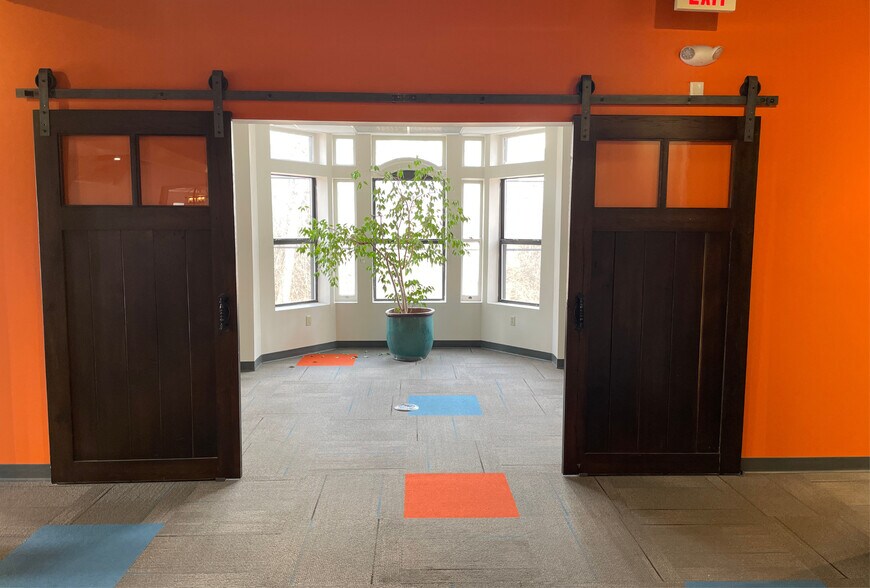 More Photos Of 2943 Riverside Dr, Cincinnati Office For Lease