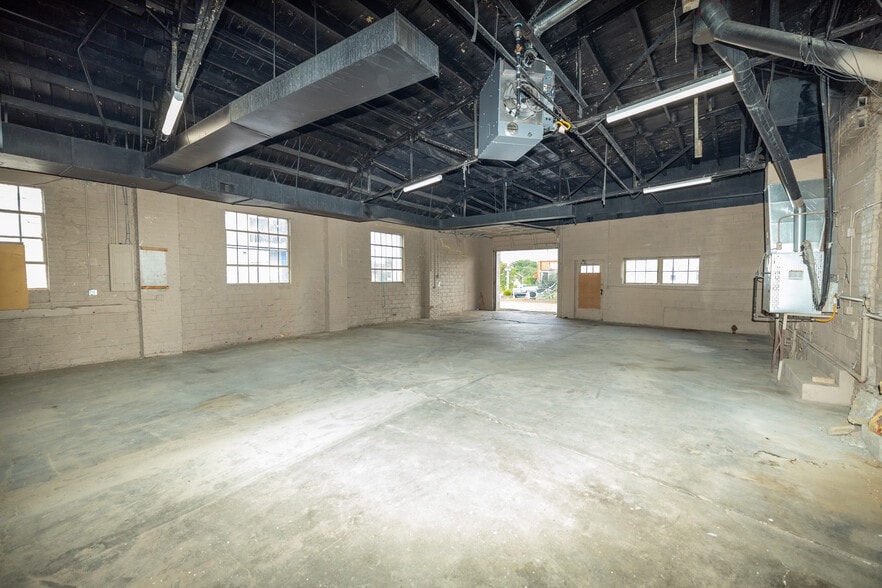 More Photos Of 1016-1020 N 10th St, Kansas City Light Distribution For Sale