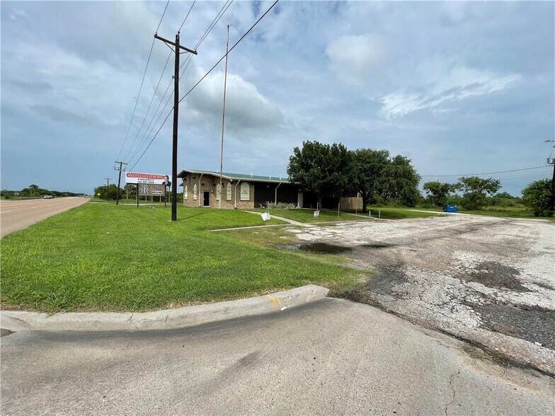 More Photos Of 1002 Victoria, Refugio Restaurant For Sale