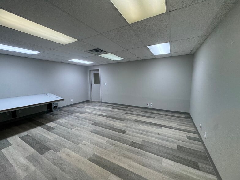 More Photos Of 400 E Jackson St, Broken Arrow Warehouse For Lease