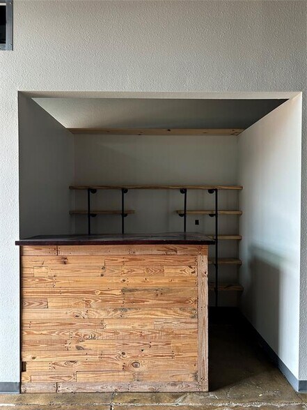 More Photos Of 141 Oak St, Abilene Storefront Retail Office For Lease