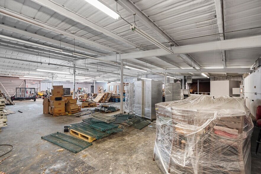 More Photos Of 2001 I-30 E, Greenville Light Manufacturing For Sale