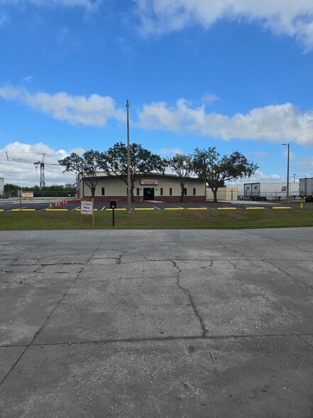 Primary Photo Of 8812 Industrial Dr, Temple Terrace Warehouse For Lease