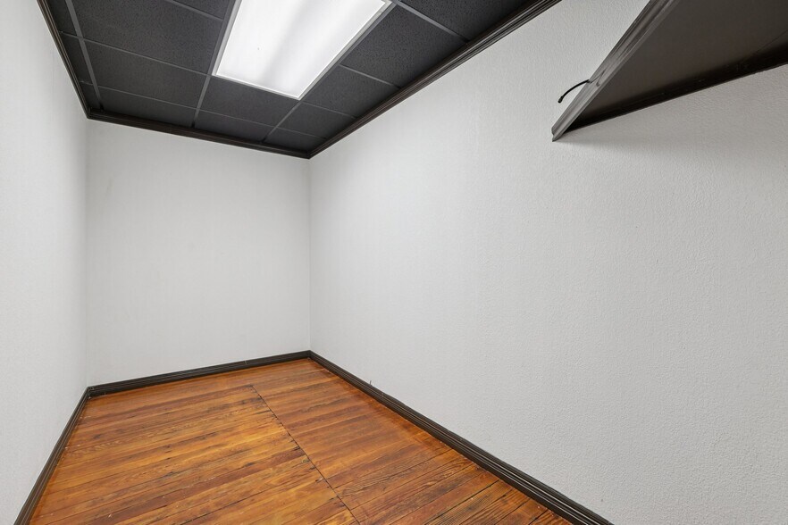 More Photos Of 113 N Main St, Moulton Bar For Sale