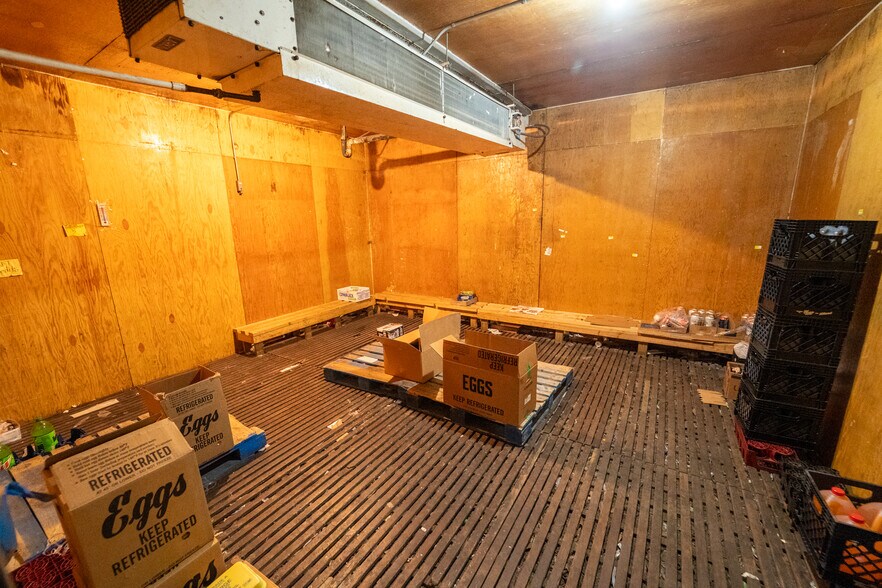 More Photos Of 1302 E Crestwood Dr, Victoria Storefront For Sale