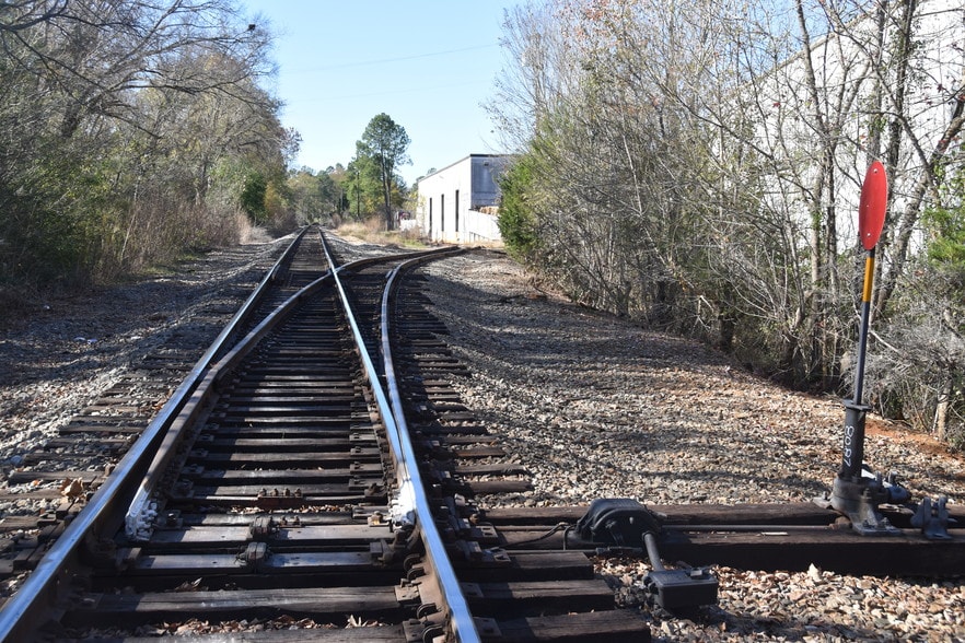 More Photos Of 100 N Church St, Palestine Distribution For Sale