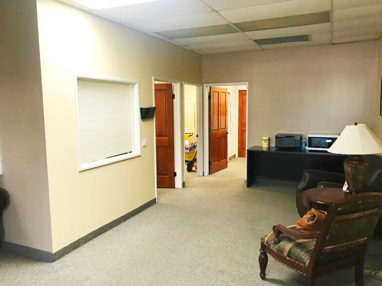 More Photos Of 15329 Bonanza Rd, Victorville Showroom For Lease