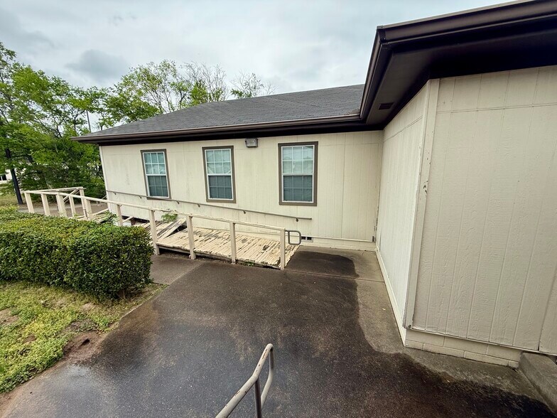 More Photos Of 2410 S Main St, Lindale Office For Sale