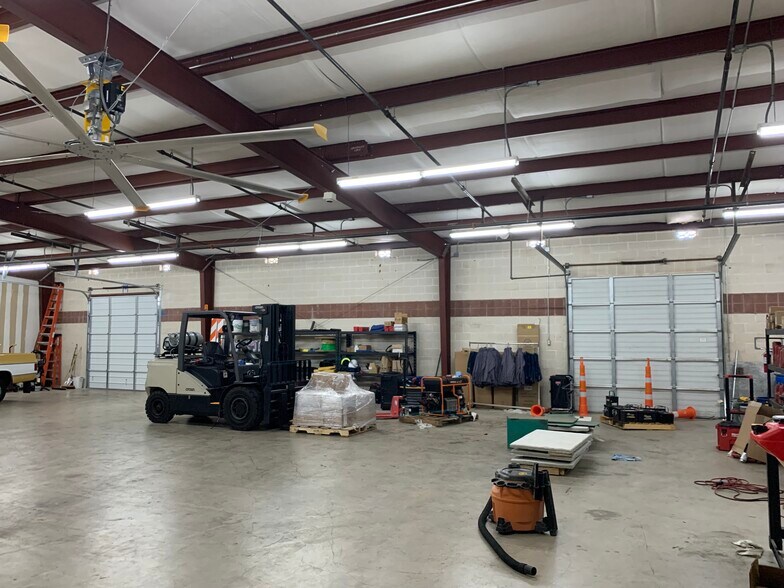 More Photos Of 12830 Cogburn Ave, San Antonio Light Distribution For Lease