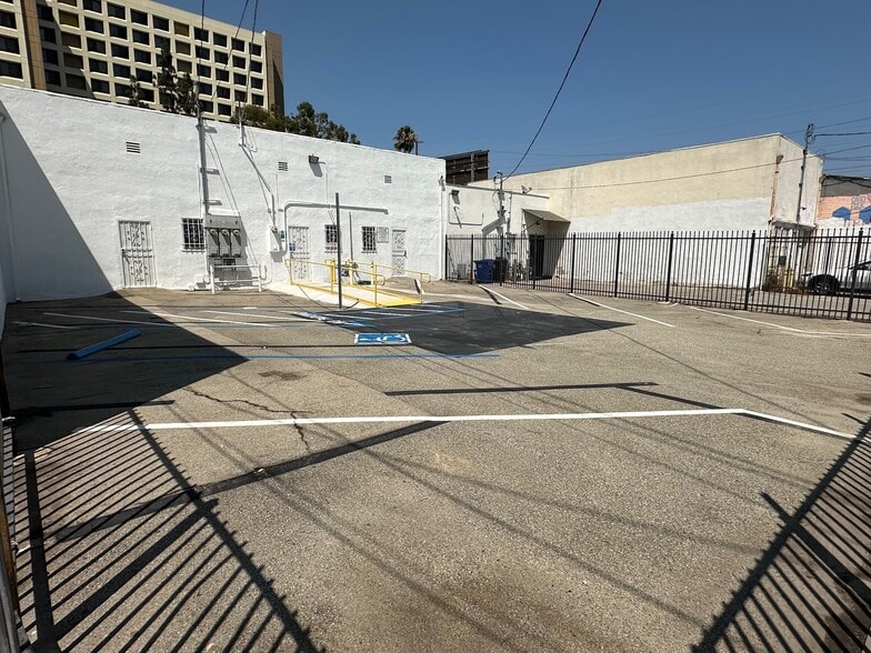 More Photos Of 11012 Magnolia Blvd, North Hollywood Storefront For Lease