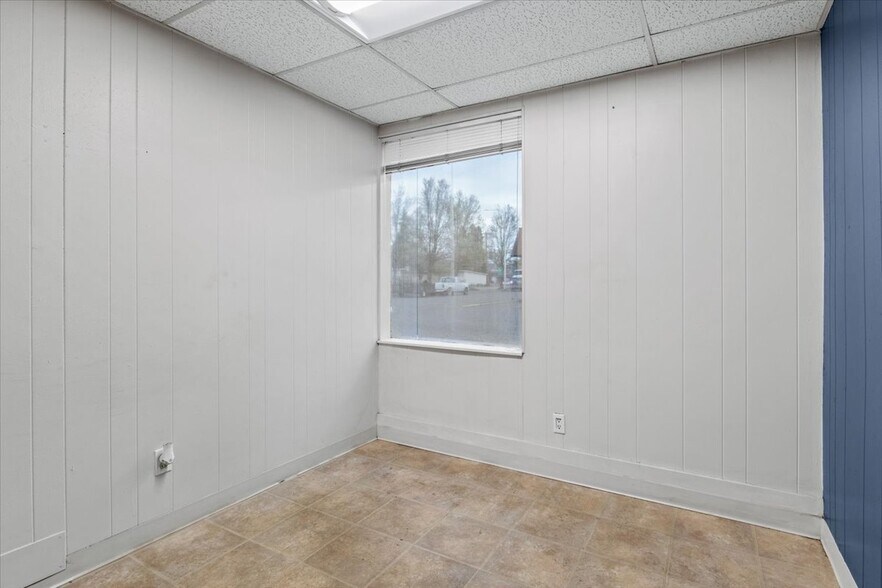 More Photos Of 890 N Main St, Independence Warehouse For Sale