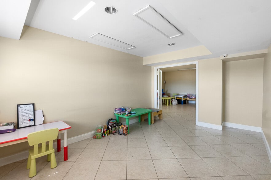 More Photos Of 10261 Sunset Dr, Miami Office For Lease