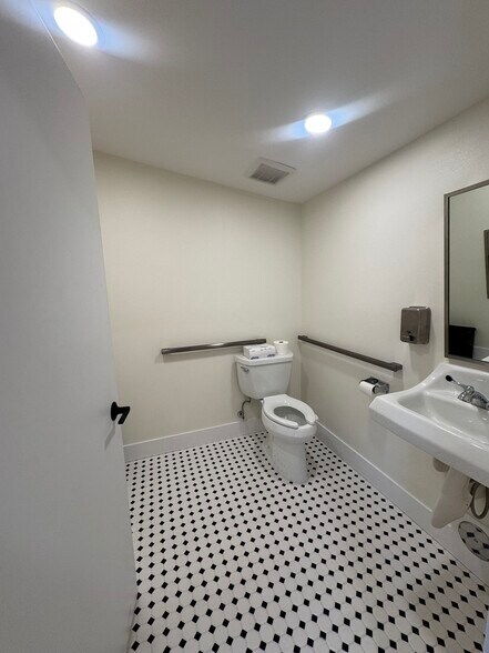 More Photos Of 514 1st Ave SW, Largo General Retail For Lease