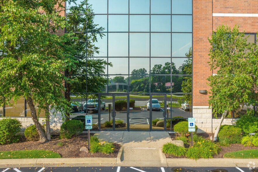 More Photos Of 1559 Corporate Woods Pky, Uniontown Office For Lease