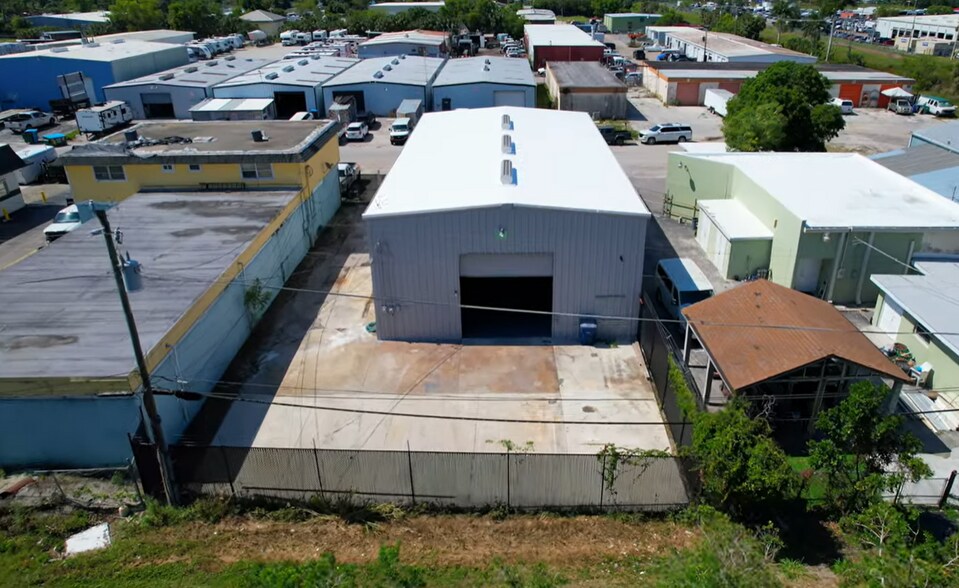 More Photos Of 1911 Dana Dr, Fort Myers Warehouse For Sale