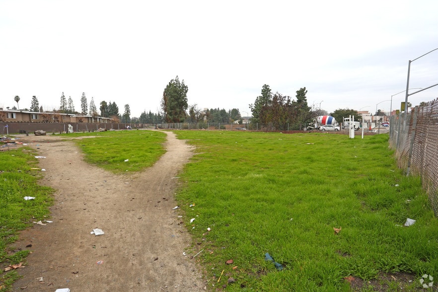 More Photos Of 2948 Tulare St, Fresno Land For Sale
