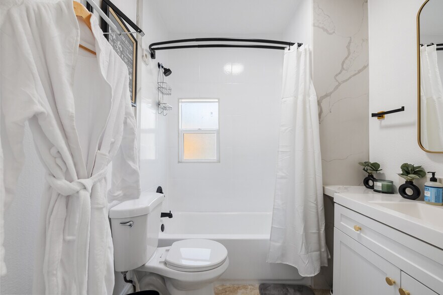 More Photos Of 1055 21st Street, San Diego Apartments For Sale