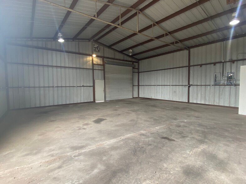 More Photos Of 15194-15264 S IH 35, Bruceville Warehouse For Lease