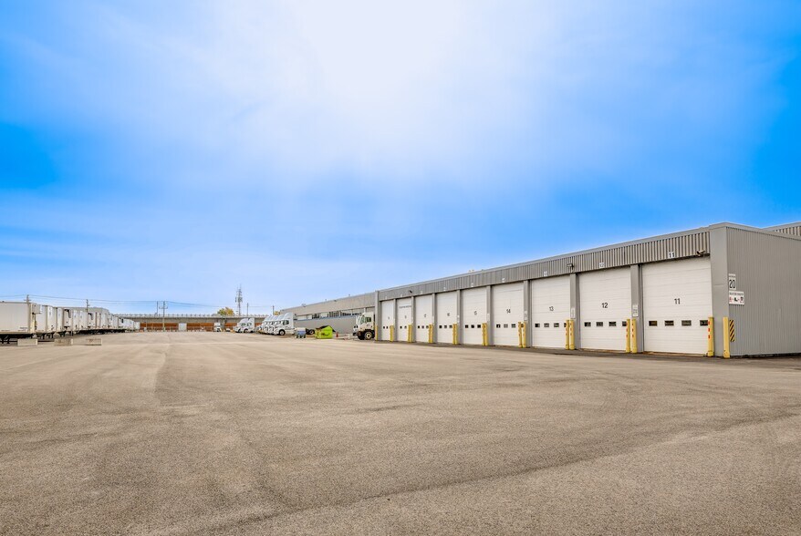 More Photos Of 3000 Aut Transcanadienne, Pointe-claire Distribution For Lease