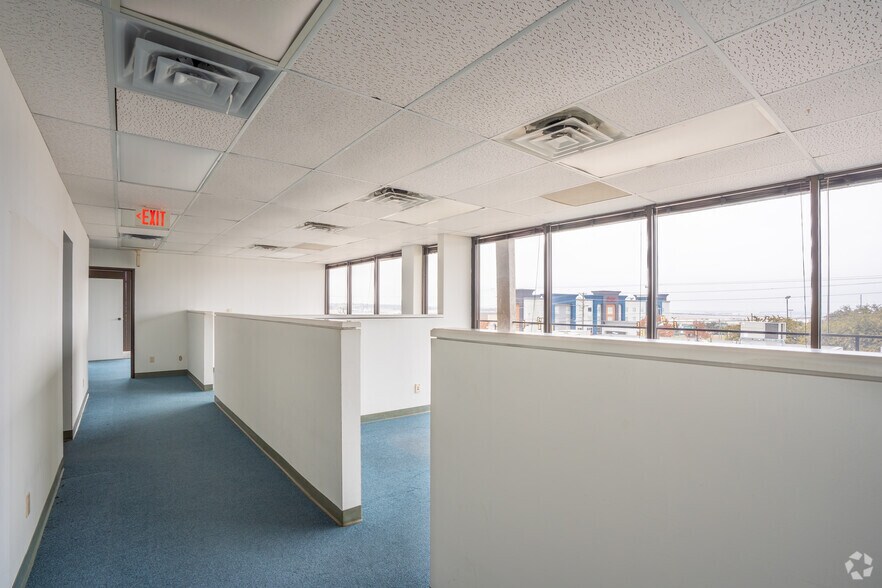 More Photos Of 2821 Lackland Rd, Fort Worth Office For Sale
