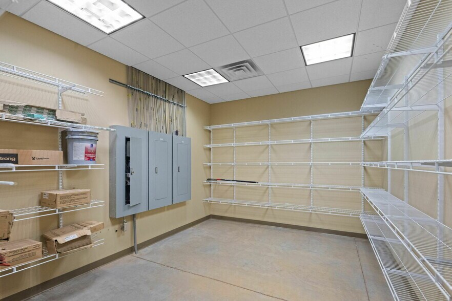 More Photos Of 326 Partnership Pky, Maryville Loft Creative Space For Sale