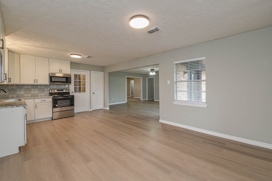 More Photos Of 2834 Pansy St, Pasadena Medical For Sale