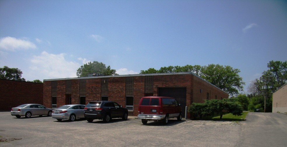 More Photos Of 2074-2078 S Foster Ave, Wheeling Warehouse For Lease